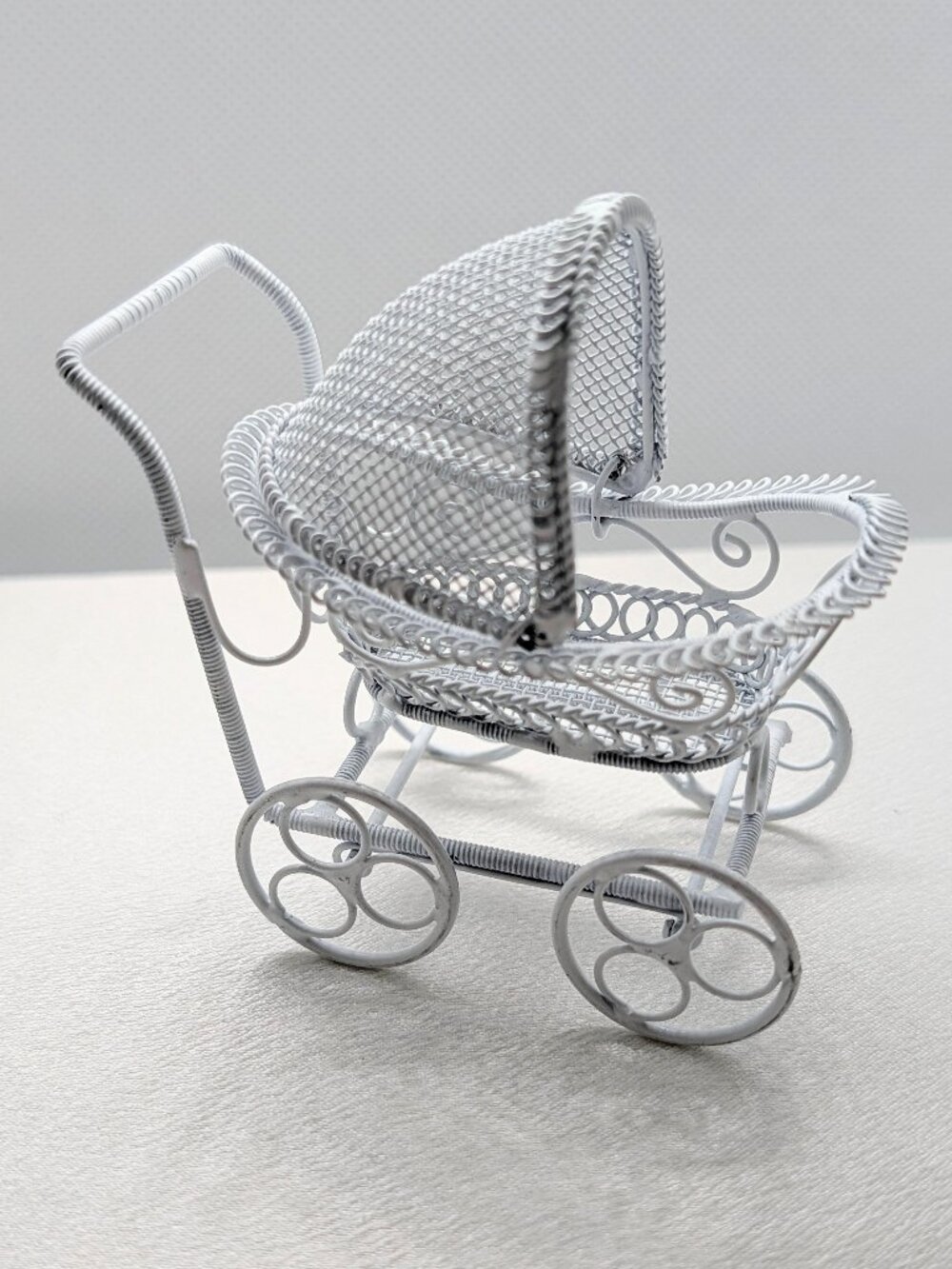 Decorative Displays -- 4  Victorian styled Baby Buggies -- Excellent Condition - Picture 8 of 14